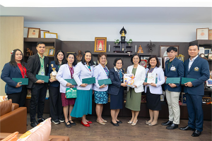 ผู้อำนวยการ ผู้บริหาร คณาจารย์ และบุคลากรโรงเรียนพยาบาลรามาธิบดี เข้าสวัสดีปีใหม่พร้อมรับคำอวยพร จาก รองศาสตราจารย์ ดร.คุณหญิงสุมณฑา พรหมบุญ ที่ปรึกษาโรงเรียนพยาบาลรามาธิบดี เนื่องในโอกาสวันขึ้นปีใหม่ 2568