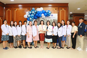 ผู้อำนวยการโรงเรียนพยาบาลฯ พร้อมด้วย คณะผู้บริหาร คณาจารย์ และบุคลากรโรงเรียนพยาบาลรามาธิบดี เข้าสวัสดีปีใหม่ พร้อมรับคำอวยพรเนื่องในโอกาสวันขึ้นปีใหม่ 2567 จาก ศาสตราจารย์ ดร.แพทย์หญิงอติพร อิงค์สาธิต ผู้อำนวยการโรงพยาบาลรามาธิบดี