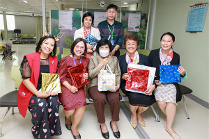 คณะผู้บริหาร คณาจารย์ และหัวหน้างานโรงเรียนพยาบาลรามาธิบดี เข้าสวัสดีปีใหม่ พร้อมรับคำอวยพรเนื่องในโอกาสวันขึ้นปีใหม่ 2567 จาก คุณเสริมสุข ปั้นม่วงแดง ศิษย์เก่าพยาบาลศิริราช-รามาธิบดี รุ่นที่ 4 และอดีตผู้ตรวจการพยาบาล งานการพยาบาลจักษุ โสตฯ