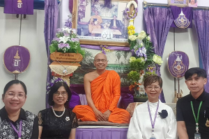 คณะผู้บริหาร โรงเรียนพยาบาลรามาธิบดี เข้านมัสการสวัสดีปีใหม่ พระครูวินัยธรกิตติศักดิ์ โคตมสิสฺโส (ศ.สียวน)