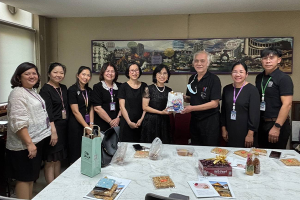 คณะผู้บริหาร โรงเรียนพยาบาลรามาธิบดี เข้าสวัสดีปีใหม่ อาจารย์ ยอดเยี่ยม เทพธรานนท์ เนื่องในโอกาสวันขึ้นปีใหม่ 2569