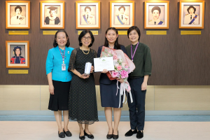 ร่วมแสดงความยินดีและมอบของที่ระลึก ให้แก่ ร.ต.ท.หญิง เบญญาภา ทนต์ประเสริฐเวช เนื่องในโอกาสที่ได้รับรางวัล Award Ceremony for Student Graduating