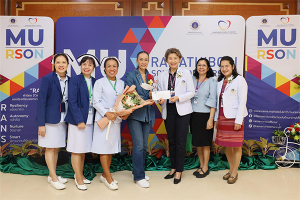 คุณจรีรัตน์ บุญปก ศิษย์เก่าพยาบาลรามาธิบดี รุ่นที่ 21 ให้เกียรติมอบเงินบริจาคสมทบทุนการศึกษา 5 ทุน แก่นักศึกษาโรงเรียนพยาบาลรามาธิบดี จำนวนทุนละ 10,000 บาท