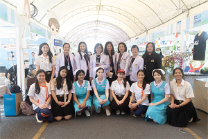 คณะผู้บริหาร โรงเรียนพยาบาลรามาธิบดี เข้าร่วมพิธีเปิดงาน “มหิดล-เกษตรแฟร์ 2569” (MU x KU Fair 2026) ภายใต้แนวคิด “ร่วมปลูก ร่วมเปลี่ยน” ขับเคลื่อน Health Ecosystem สู่สังคมคาร์บอนต่ำอย่างยั่งยืน