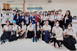 นักศึกษาหลักสูตรพยาบาลศาสตรมหาบัณฑิต (หลักสูตรนานาชาติ) โรงเรียนพยาบาลรามาธิบดี  ศึกษาดูงาน “งานการพยาบาลสนับสนุนการรักษา หน่วยบำบัดระยะสั้นและเคมีบำบัด 2” ณ ศูนย์การแพทย์สมเด็จพระเทพรัตน์ โรงพยาบาลรามาธิบดี