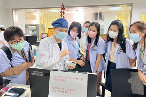 โครงการศึกษาดูงานการดูแลผู้ป่วยวิกฤตและผู้ป่วยโรคเรื้อรัง หลักสูตรฝึกอบรมพยาบาลขั้นสูงระดับวุฒิบัตร (เทียบเท่าปริญญาเอก) สาขาการพยาบาลผู้ใหญ่และผู้สูงอายุ