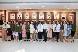 แสดงความขอบคุณพร้อมรับมอบของที่ระลึก เนื่องในโอกาสงานประชุมวิชาการออนไลน์เรื่อง The Scientific Landscape of Breast Cancer: Ramathibodi School of Nursing and Thainakarin Hospital Breast Cancer Conference