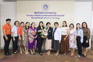 มอบช่อดอกไม้แสดงความยินดี แด่ พยาบาลวิชาชีพ อุษา ใจหนัก ศิษย์เก่าพยาบาลรามาธิบดี รุ่นที่ 24 เนื่องในโอกาสที่ได้รับคัดเลือกให้ดำรงตำแหน่ง “หัวหน้าฝ่ายการพยาบาล” สังกัด โรงพยาบาลรามาธิบดีจักรีนฤบดินทร์