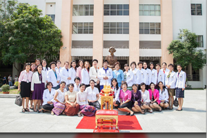 โรงเรียนพยาบาลรามาธิบดีประกอบพิธีประดิษฐานพระราชานุสาวรีย์สมเด็จพระศรีนครินทราบรมราชชนนี 