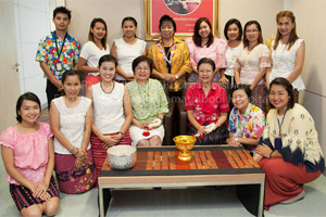 ร่วมรดน้ำขอพรท่านอาจารย์ผู้ใหญ่ ผู้บริหารโรงเรียนพยาบาลรามาธิบดี เนื่องในเทศกาลวันสงกรานต์ 2559