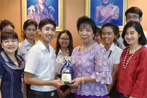 ผู้อำนวยการโรงเรียนพยาบาลรามาธิบดีร่วมยินดีแด่นักศึกษาพยาบาลเนื่องในโอกาสได้รับถ้วยรางวัลชนะเลิศในการแข่งขันมหกรรมกีฬาคณะ ครั้งที่ 6