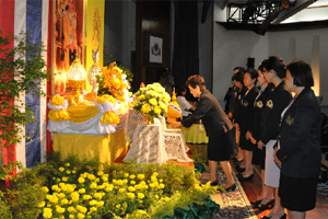 พิธีถวายพระพร จุดเทียนชัย และถวายสัตย์ปฏิญาณเพื่อเป็นข้าราชการ เนื่องในวันเฉลิมพระชนมพรรษาพระบาทสมเด็จพระเจ้าอยู่หัวฯ