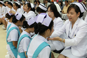 พิธีมอบหมวกพยาบาล แก่นักศึกษาพยาบาลชั้นปีที่ 2 ประจำปี 2556