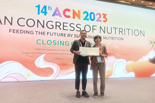 ขอแสดงความยินดี กับ นาย Hung Nguyen Ngoc รหัสนักศึกษา 6237470 NUNU/D (นักศึกษาหลักสูตรปรัชญาดุษฎีบัณฑิต สาขาวิชาโภชนศาสตร์) ที่ได้รับรางวัล Best Oral Presentation Award ณ ประเทศสาธารณรัฐประชาชนจีน