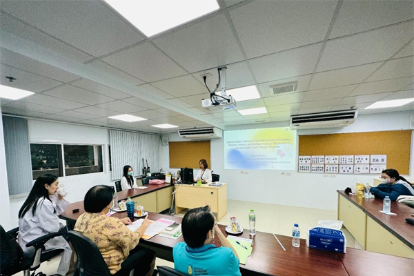 “ความสัมพันธ์ระหว่างรูปแบบของจุลินทรีย์ในลำไส้ การบริโภคอาหารและตัวบ่งชี้การอักเสบในกลุ่มผู้หญิงที่มีภาวะน้ำหนักเกินและอ้วน” (Association between Gut Microbiota Profiles, Dietary Intake and Inflammatory Markers in Overweight and Obese Women)