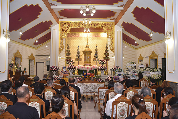 คณาจารย์ภาควิชาออร์โธปิดิกส์ ร่วมสวดพระพิธีธรรมและพระอภิธรรมศพ ศาสตราจารย์คลินิกเกียรติคุณ นายแพทย์สมมาตร แก้วโรจน์