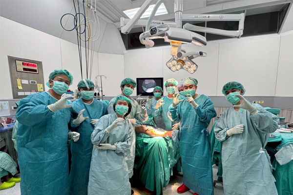 ประมวลภาพบรรยากาศบรรยายพิเศษและการผ่าตัดของทีม  Sports Medicine รามาธิบดี