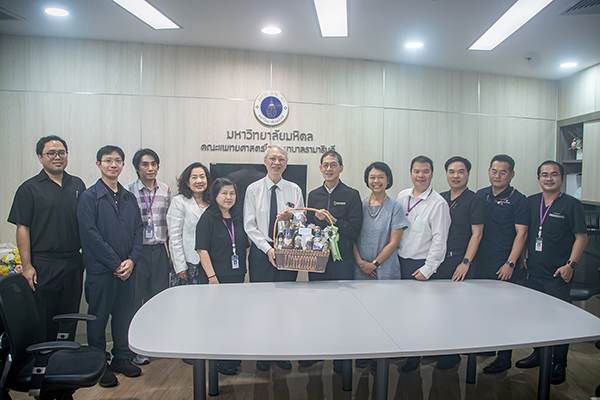 หัวหน้าภาควิชาพยาธิวิทยา เข้ามอบกระเช้าสวัสดีปีใหม่แด่ท่านคณบดี เนื่องในโอกาสศุภวาระขึ้นปีใหม่ 2569