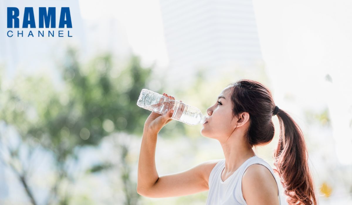 ฮีทสโตรก (Heat Stroke) เกิดจากอุณหภูมิร่างกายสูงเกินไปจากอากาศร้อน ทำให้หมดสติและอันตรายถึงชีวิต ควรป้องกันด้วยการดื่มน้ำและหลีกเลี่ยงแดดจัด