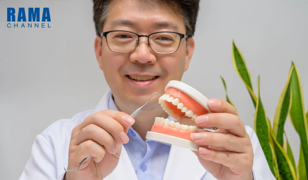 ต้องดูแลตัวเองหลังทำรากฟันเทียมอย่างไร ?