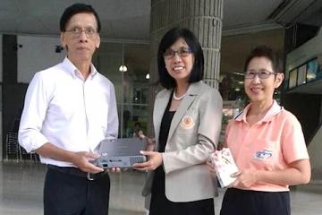คุณมนัส วิไลรัตน์ ศิษย์เก่า รุ่น 3 มอบเครื่อง projector พร้อมจอภาพ