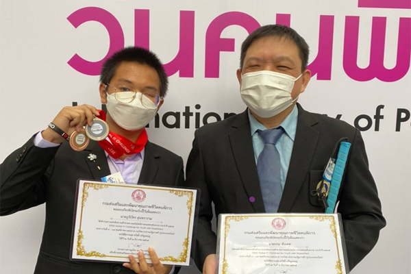 นายเจน ชัยเดช นักเทคโนโลยีสิ่งอำนวยความสะดวกฯ  ได้เข้ารับเกียรติบัตร
