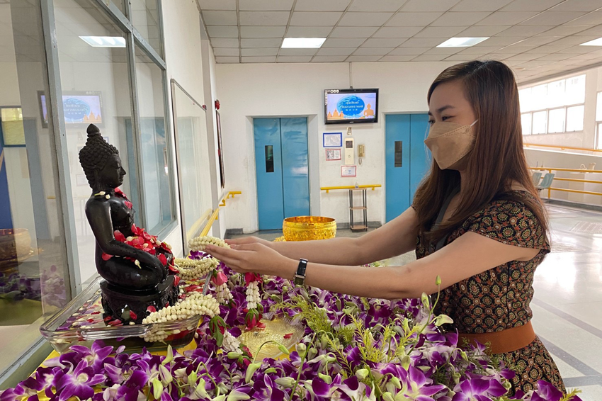 แพทย์หญิงวัชรา ริ้วไพบูลย์ คณบดีวิทยาลัยราชสุดา มหาวิทยาลัยมหิดล พร้อมด้วยคณะผู้บริหาร คณาจารย์ และเจ้าหน้าที่ วิทยาลัยราชสุดา มหาวิทยาลัยมหิดล ร่วมสรงน้ำพระพุทธรูปประจำวิทยาลัยฯ แพทย์หญิงวัชรา ริ้วไพบูลย์ คณบดีวิทยาลัยราชสุดา มหาวิทยาลัยมหิดล พร้อมด้วยคณะผู้บริหาร คณาจารย์ และเจ้าหน้าที่ วิทยาลัยราชสุดา มหาวิทยาลัยมหิดล ร่วมสรงน้ำพระพุทธรูปประจำวิทยาลัยฯ