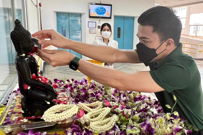 แพทย์หญิงวัชรา ริ้วไพบูลย์ คณบดีวิทยาลัยราชสุดา มหาวิทยาลัยมหิดล พร้อมด้วยคณะผู้บริหาร คณาจารย์ และเจ้าหน้าที่ วิทยาลัยราชสุดา มหาวิทยาลัยมหิดล ร่วมสรงน้ำพระพุทธรูปประจำวิทยาลัยฯ แพทย์หญิงวัชรา ริ้วไพบูลย์ คณบดีวิทยาลัยราชสุดา มหาวิทยาลัยมหิดล พร้อมด้วยคณะผู้บริหาร คณาจารย์ และเจ้าหน้าที่ วิทยาลัยราชสุดา มหาวิทยาลัยมหิดล ร่วมสรงน้ำพระพุทธรูปประจำวิทยาลัยฯ