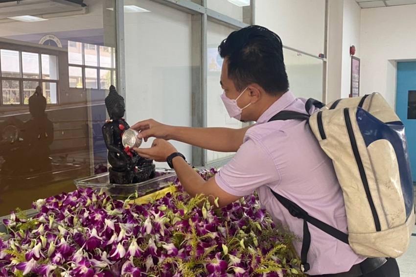 แพทย์หญิงวัชรา ริ้วไพบูลย์ คณบดีวิทยาลัยราชสุดา มหาวิทยาลัยมหิดล พร้อมด้วยคณะผู้บริหาร คณาจารย์ และเจ้าหน้าที่ วิทยาลัยราชสุดา มหาวิทยาลัยมหิดล ร่วมสรงน้ำพระพุทธรูปประจำวิทยาลัยฯ แพทย์หญิงวัชรา ริ้วไพบูลย์ คณบดีวิทยาลัยราชสุดา มหาวิทยาลัยมหิดล พร้อมด้วยคณะผู้บริหาร คณาจารย์ และเจ้าหน้าที่ วิทยาลัยราชสุดา มหาวิทยาลัยมหิดล ร่วมสรงน้ำพระพุทธรูปประจำวิทยาลัยฯ