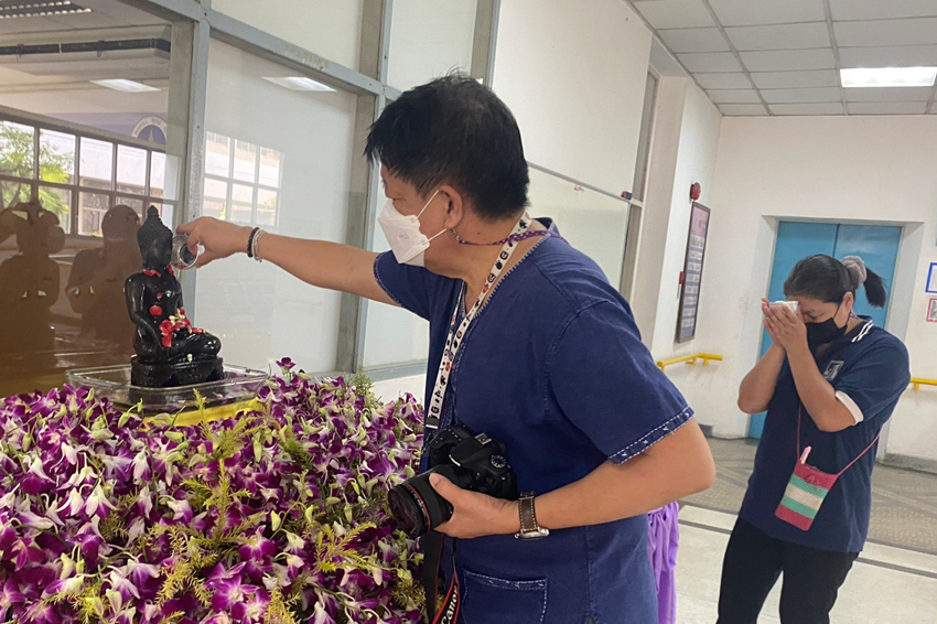 แพทย์หญิงวัชรา ริ้วไพบูลย์ คณบดีวิทยาลัยราชสุดา มหาวิทยาลัยมหิดล พร้อมด้วยคณะผู้บริหาร คณาจารย์ และเจ้าหน้าที่ วิทยาลัยราชสุดา มหาวิทยาลัยมหิดล ร่วมสรงน้ำพระพุทธรูปประจำวิทยาลัยฯ แพทย์หญิงวัชรา ริ้วไพบูลย์ คณบดีวิทยาลัยราชสุดา มหาวิทยาลัยมหิดล พร้อมด้วยคณะผู้บริหาร คณาจารย์ และเจ้าหน้าที่ วิทยาลัยราชสุดา มหาวิทยาลัยมหิดล ร่วมสรงน้ำพระพุทธรูปประจำวิทยาลัยฯ