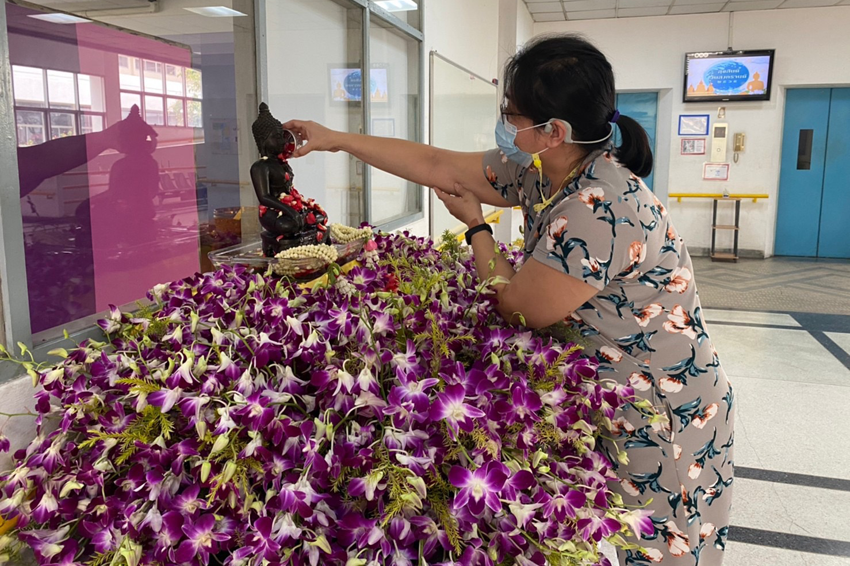 แพทย์หญิงวัชรา ริ้วไพบูลย์ คณบดีวิทยาลัยราชสุดา มหาวิทยาลัยมหิดล พร้อมด้วยคณะผู้บริหาร คณาจารย์ และเจ้าหน้าที่ วิทยาลัยราชสุดา มหาวิทยาลัยมหิดล ร่วมสรงน้ำพระพุทธรูปประจำวิทยาลัยฯ แพทย์หญิงวัชรา ริ้วไพบูลย์ คณบดีวิทยาลัยราชสุดา มหาวิทยาลัยมหิดล พร้อมด้วยคณะผู้บริหาร คณาจารย์ และเจ้าหน้าที่ วิทยาลัยราชสุดา มหาวิทยาลัยมหิดล ร่วมสรงน้ำพระพุทธรูปประจำวิทยาลัยฯ