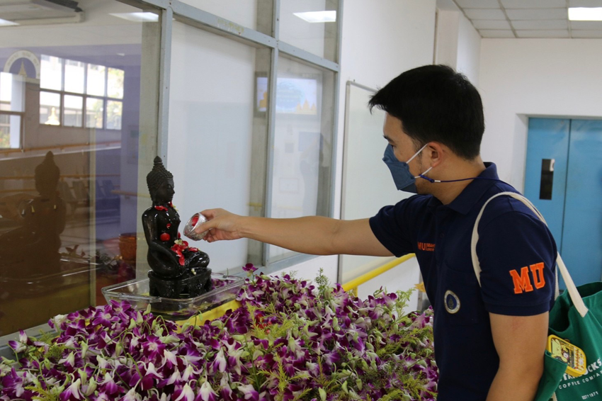 แพทย์หญิงวัชรา ริ้วไพบูลย์ คณบดีวิทยาลัยราชสุดา มหาวิทยาลัยมหิดล พร้อมด้วยคณะผู้บริหาร คณาจารย์ และเจ้าหน้าที่ วิทยาลัยราชสุดา มหาวิทยาลัยมหิดล ร่วมสรงน้ำพระพุทธรูปประจำวิทยาลัยฯ แพทย์หญิงวัชรา ริ้วไพบูลย์ คณบดีวิทยาลัยราชสุดา มหาวิทยาลัยมหิดล พร้อมด้วยคณะผู้บริหาร คณาจารย์ และเจ้าหน้าที่ วิทยาลัยราชสุดา มหาวิทยาลัยมหิดล ร่วมสรงน้ำพระพุทธรูปประจำวิทยาลัยฯ