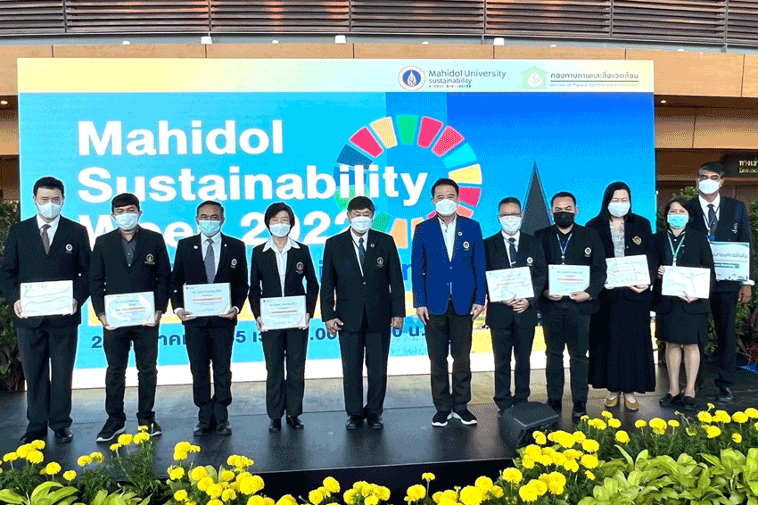 ผู้ช่วยศาสตราจารย์ ดร.ธีรศักดิ์ ศรีสุรกุล รักษาการแทนรองคณบดีฝ่ายบริหาร พร้อมด้วย นายชยพัทธ์ สมรูป รักษาการแทนหัวหน้างานกายภาพและสิ่งแวดล้อม เป็นผู้แทนเข้าร่วมงานและเข้ารับรางวัล MU Green Ranking 2021