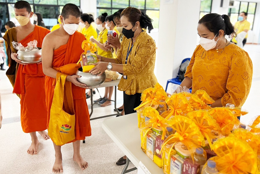 พิธีทำบุญตักบาตรบำเพ็ญกุศล ถวายเป็นพระราชกุศลและพิธีถวายราชสดุดีน้อมรำลึกในพระมหากรุณาธิคุณ พระบาทสมเด็จพระบรมชนกาธิเบศร มหาภูมิพลอดุลยเดชมหาราช บรมนาถบพิตร