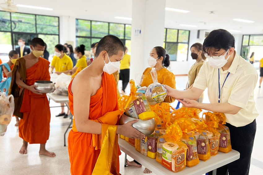 พิธีทำบุญตักบาตรบำเพ็ญกุศล ถวายเป็นพระราชกุศลและพิธีถวายราชสดุดีน้อมรำลึกในพระมหากรุณาธิคุณ พระบาทสมเด็จพระบรมชนกาธิเบศร มหาภูมิพลอดุลยเดชมหาราช บรมนาถบพิตร