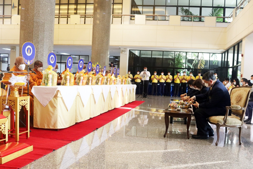 พิธีทำบุญตักบาตรบำเพ็ญกุศล ถวายเป็นพระราชกุศลและพิธีถวายราชสดุดีน้อมรำลึกในพระมหากรุณาธิคุณ พระบาทสมเด็จพระบรมชนกาธิเบศร มหาภูมิพลอดุลยเดชมหาราช บรมนาถบพิตร