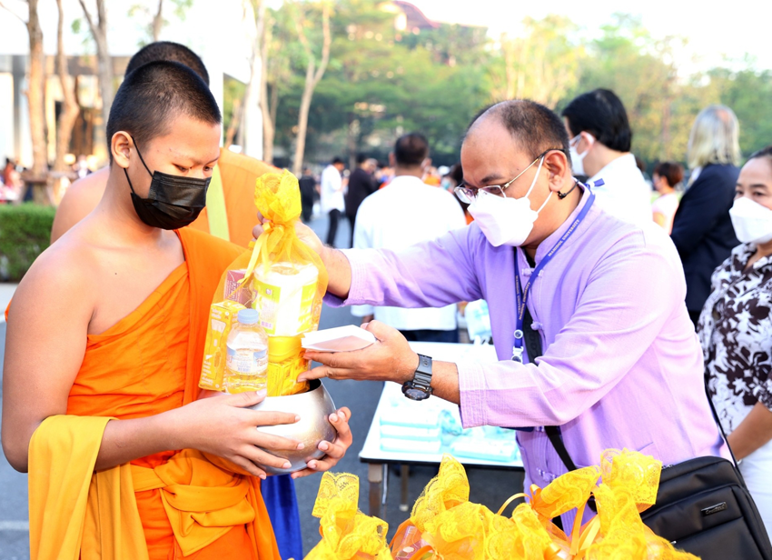 พิธีทำบุญตักบาตรข้าวสาร พระสงฆ์และสามเณรจำนวน 30 รูป เนื่องในวาระดิถีขึ้นปีใหม่ พ.ศ. 2566