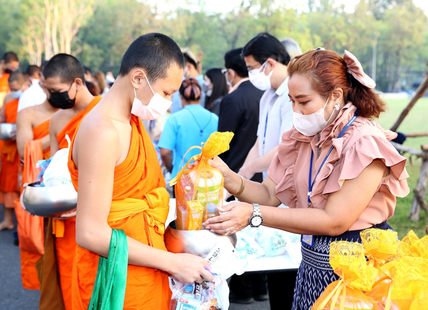 พิธีทำบุญตักบาตรข้าวสาร พระสงฆ์และสามเณรจำนวน 30 รูป เนื่องในวาระดิถีขึ้นปีใหม่ พ.ศ. 2566