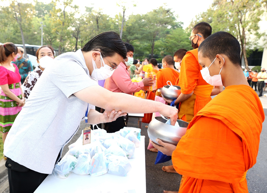 พิธีทำบุญตักบาตรข้าวสาร พระสงฆ์และสามเณรจำนวน 30 รูป เนื่องในวาระดิถีขึ้นปีใหม่ พ.ศ. 2566