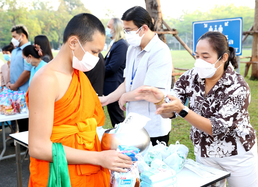 พิธีทำบุญตักบาตรข้าวสาร พระสงฆ์และสามเณรจำนวน 30 รูป เนื่องในวาระดิถีขึ้นปีใหม่ พ.ศ. 2566