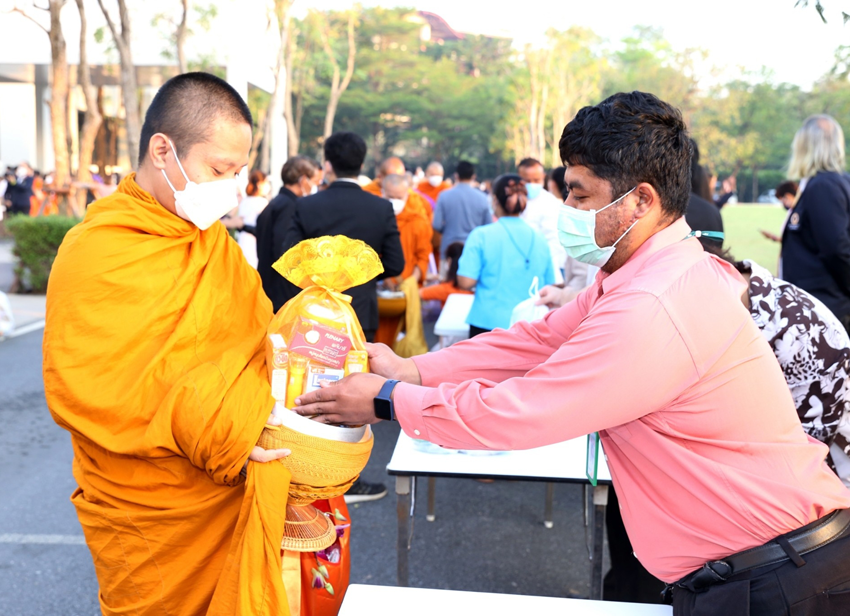พิธีทำบุญตักบาตรข้าวสาร พระสงฆ์และสามเณรจำนวน 30 รูป เนื่องในวาระดิถีขึ้นปีใหม่ พ.ศ. 2566