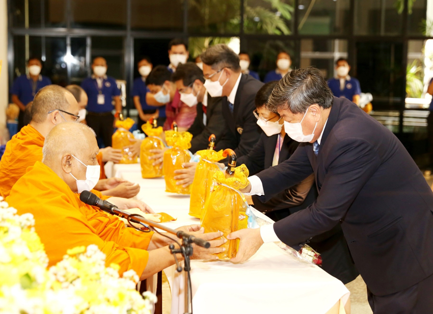 พิธีทำบุญตักบาตรข้าวสาร พระสงฆ์และสามเณรจำนวน 30 รูป เนื่องในวาระดิถีขึ้นปีใหม่ พ.ศ. 2566