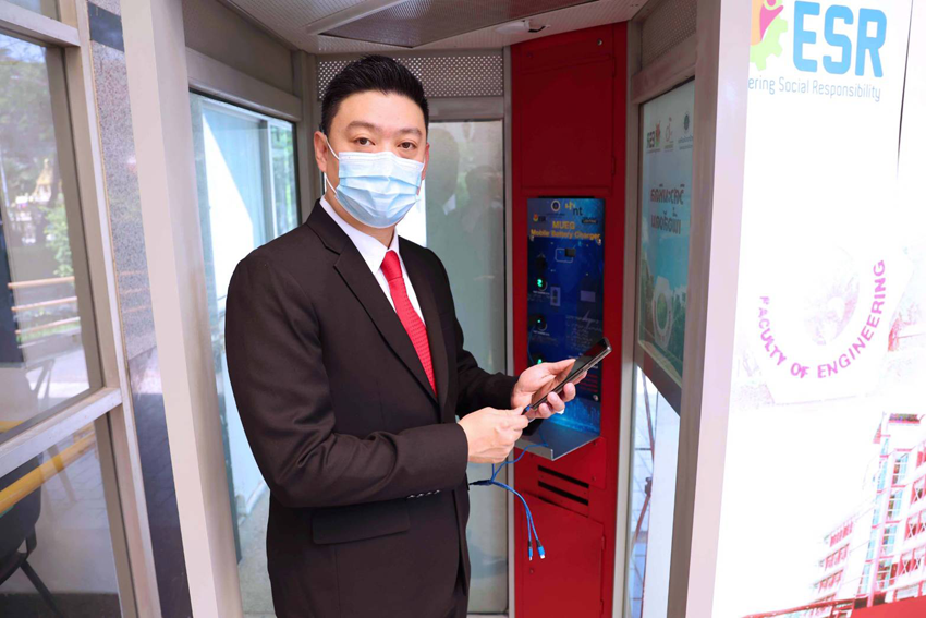 พิธีมอบตู้ตู้โทรศัพท์เป็นตู้ชาร์จโทรศัพท์มือถือ (Mobile Battery Charger) พลังแสงอาทิตย์ รุ่นใหม่มีอักษรเบรลล์ สำหรับผู้พิการทางการเห็น มอบให้แก่วิทยาลัยราชสุดา มหาวิทยาลัยมหิดล พิธีมอบตู้ตู้โทรศัพท์เป็นตู้ชาร์จโทรศัพท์มือถือ (Mobile Battery Charger) พลังแสงอาทิตย์ รุ่นใหม่มีอักษรเบรลล์ สำหรับผู้พิการทางการเห็น มอบให้แก่วิทยาลัยราชสุดา มหาวิทยาลัยมหิดล