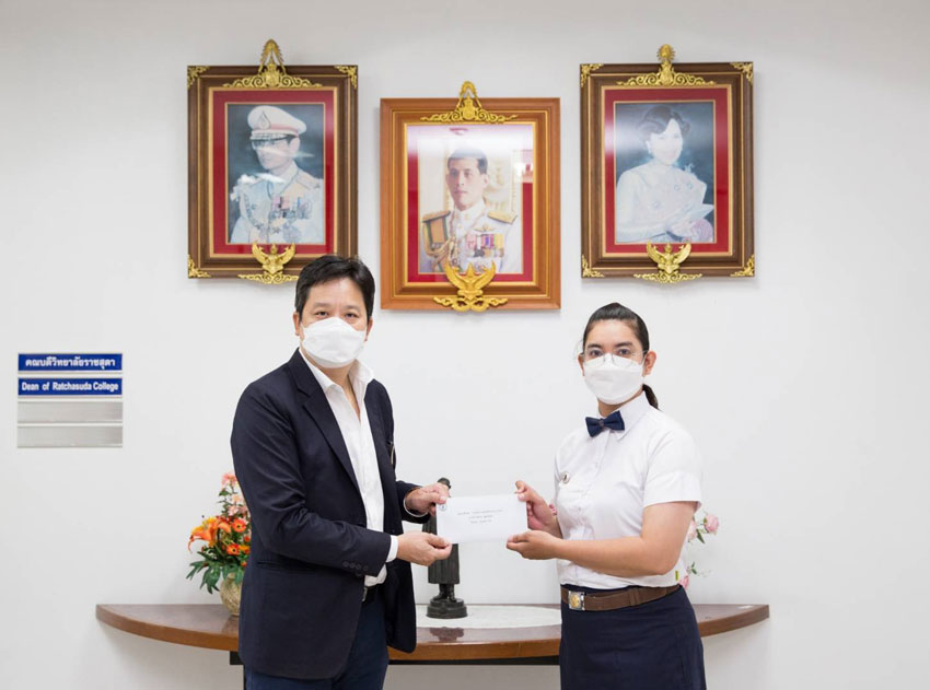 มอบทุนการศึกษาให้แก่นักศึกษาที่มีความบกพร่องทางการได้ยินของวิทยาลัยราชสุดา จำนวน 3 ราย มอบทุนการศึกษาให้แก่นักศึกษาที่มีความบกพร่องทางการได้ยินของวิทยาลัยราชสุดา จำนวน 3 ราย