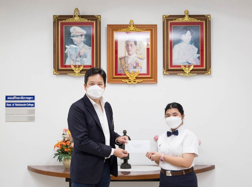 มอบทุนการศึกษาให้แก่นักศึกษาที่มีความบกพร่องทางการได้ยินของวิทยาลัยราชสุดา จำนวน 3 ราย มอบทุนการศึกษาให้แก่นักศึกษาที่มีความบกพร่องทางการได้ยินของวิทยาลัยราชสุดา จำนวน 3 ราย