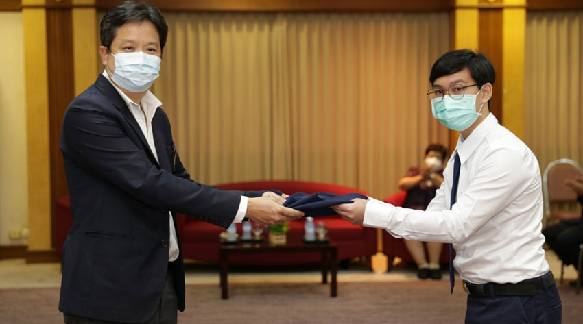 พิธีมอบเสื้อล่ามแก่นักศึกษาวิชาเอกล่ามภาษามือไทย หลักสูตรศิลปศาสตรบัณฑิต ประจำปีการศึกษา 2565 พิธีมอบเสื้อล่ามแก่นักศึกษาวิชาเอกล่ามภาษามือไทย หลักสูตรศิลปศาสตรบัณฑิต ประจำปีการศึกษา 2565