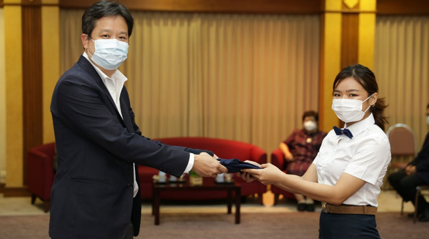 พิธีมอบเสื้อล่ามแก่นักศึกษาวิชาเอกล่ามภาษามือไทย หลักสูตรศิลปศาสตรบัณฑิต ประจำปีการศึกษา 2565 พิธีมอบเสื้อล่ามแก่นักศึกษาวิชาเอกล่ามภาษามือไทย หลักสูตรศิลปศาสตรบัณฑิต ประจำปีการศึกษา 2565