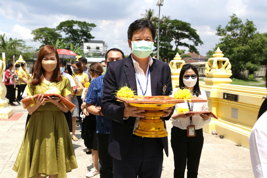 พิธีถวายเทียนพรรษาและถวายผ้าอาบน้ำฝน พร้อมปัจจัยไทยธรรมและเครื่องใช้สอยที่จำเป็นสำหรับพระภิกษุสงฆ์ เนื่องในวันเข้าพรรษา ประจำปี 2565 พิธีถวายเทียนพรรษาและถวายผ้าอาบน้ำฝน พร้อมปัจจัยไทยธรรมและเครื่องใช้สอยที่จำเป็นสำหรับพระภิกษุสงฆ์ เนื่องในวันเข้าพรรษา ประจำปี 2565