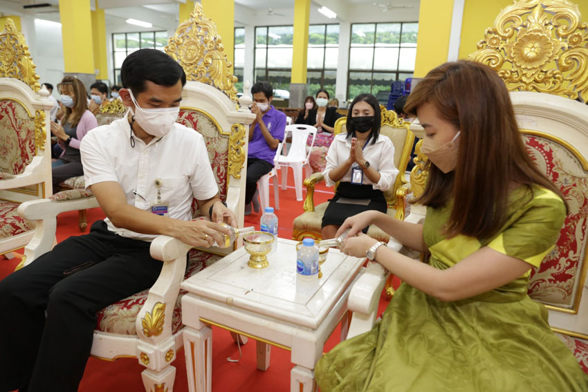 พิธีถวายเทียนพรรษาและถวายผ้าอาบน้ำฝน พร้อมปัจจัยไทยธรรมและเครื่องใช้สอยที่จำเป็นสำหรับพระภิกษุสงฆ์ เนื่องในวันเข้าพรรษา ประจำปี 2565 พิธีถวายเทียนพรรษาและถวายผ้าอาบน้ำฝน พร้อมปัจจัยไทยธรรมและเครื่องใช้สอยที่จำเป็นสำหรับพระภิกษุสงฆ์ เนื่องในวันเข้าพรรษา ประจำปี 2565