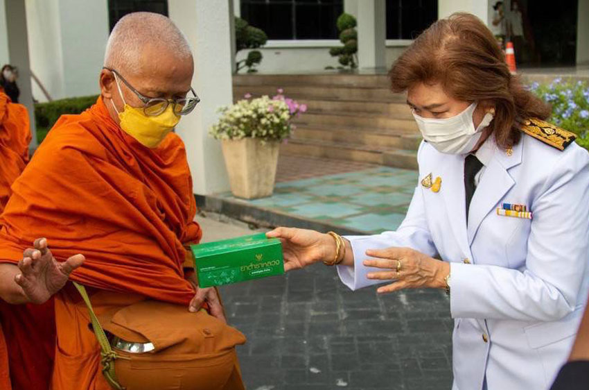 พิธีทำบุญตักบาตร พิธีเจริญพระพุทธมนต์ถวายพระราชกุศล พิธีถวายเครื่องราชสักการะ พิธีถวายราชสดุดีเฉลิมพระเกียรติฯ